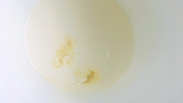 蔓越莓天使蛋糕奶油卷,烘烤的同时,我们来准备奶油馅,250g<a style='color:red;display:inline-block;' href='/shicai/ 8197'>淡奶油</a>加入糖高速打发。