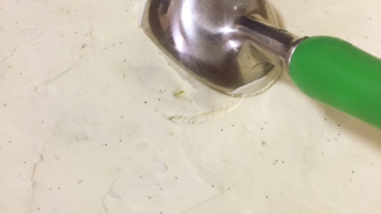 抹茶香草双色冰淇淋,成型的冰淇淋非常绵密顺滑哦。从冷冻室取出,稍微回温一下下就可以开吃了!