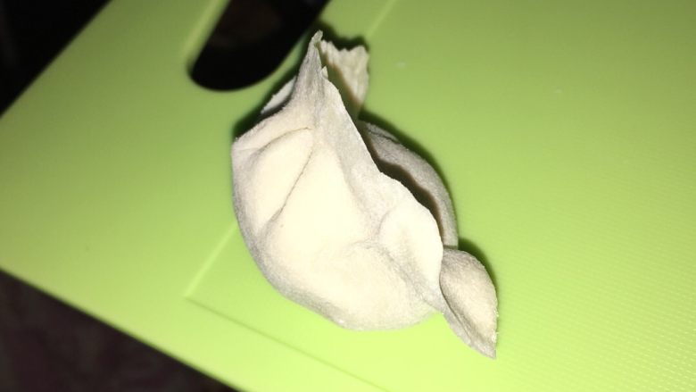 鲜虾猪肉水饺,一定要捏好皮,肉馅不要太多,防止下锅的时候破。