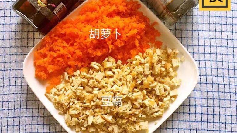 冬至吃的五彩饺子,<a style='color:red;display:inline-block;' href='/shicai/ 25'>胡萝卜</a><a style='color:red;display:inline-block;' href='/shicai/ 465'>豆腐</a>切末