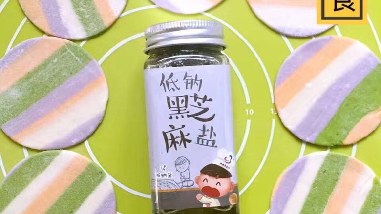冬至吃的五彩饺子,问我这个饺子皮怎么出来的?自己琢磨一下吧