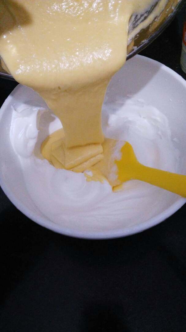 ≈奶油杯子蛋糕≈,再把拌好的蛋糊倒回到蛋黄糊中