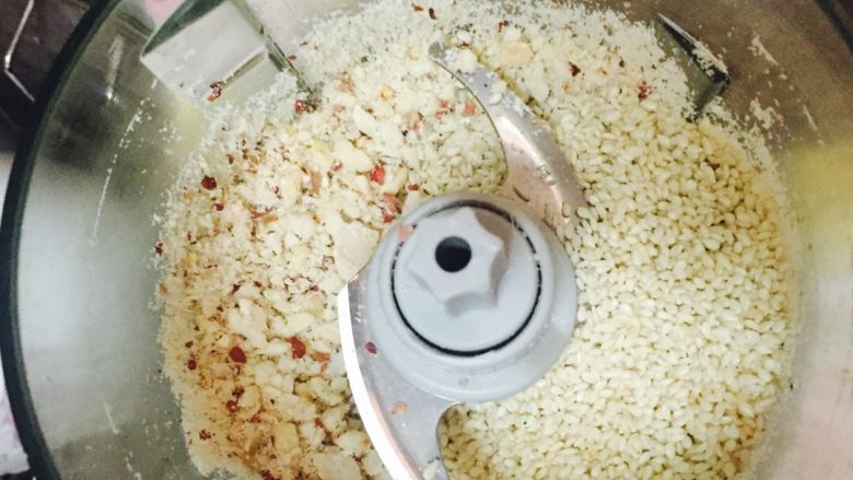 花生芝麻汤圆（元宵）,然后再倒入芝麻 搅3秒即可
