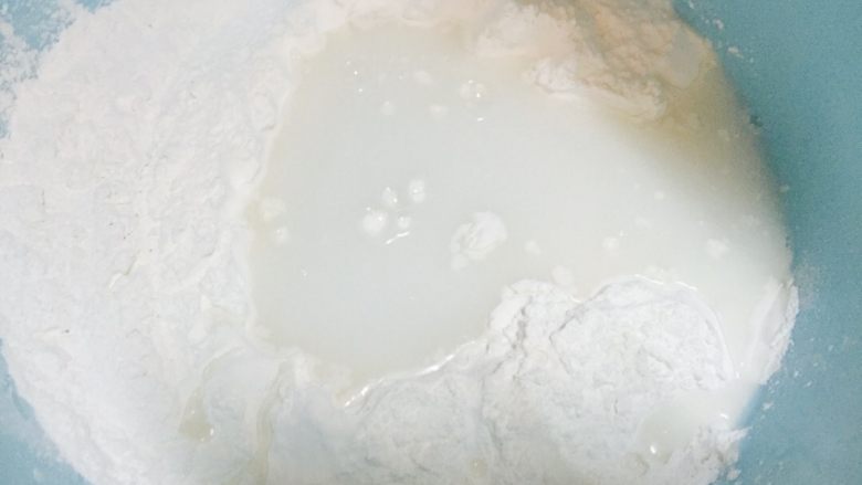 花生芝麻汤圆（元宵）,这是候我们可以和面了 将面中间挖开 倒入水