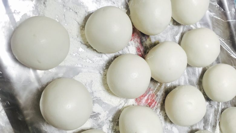 花生芝麻汤圆（元宵）,搓圆 我这个配方可以包30粒较大颗的汤圆 如果包小一点应该有40个 但是个人比较喜欢那种一口咬下去满满都是馅的感觉