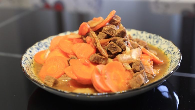 胡萝卜炖牛腩