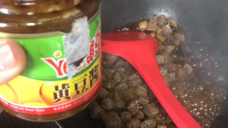 胡萝卜炖牛腩,热锅凉油放生姜片煸炒牛腩,加耗油,薄盐酱油,料酒,最后再加一勺海天黄豆酱