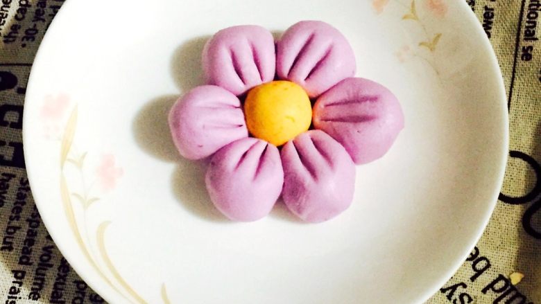 鲜肉彩色汤圆,留一些面团做花式汤圆,搓成七个小圆子,一个花心,六个花瓣,用牙签在花瓣里轻轻的压上两个印,就做好了颜色自由搭配。