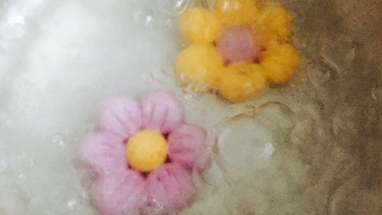 鲜肉彩色汤圆,将锅中的水烧开放入花式汤圆,待汤圆浮起来就是熟了