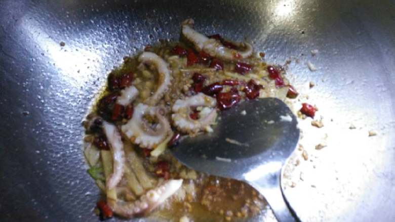 #年夜饭#辣炒八爪鱼,锅热豆油麻油放盐,把葱姜蒜干辣椒放里翻炒加<a style='color:red;display:inline-block;' href='/shicai/ 744'>五香粉</a>。