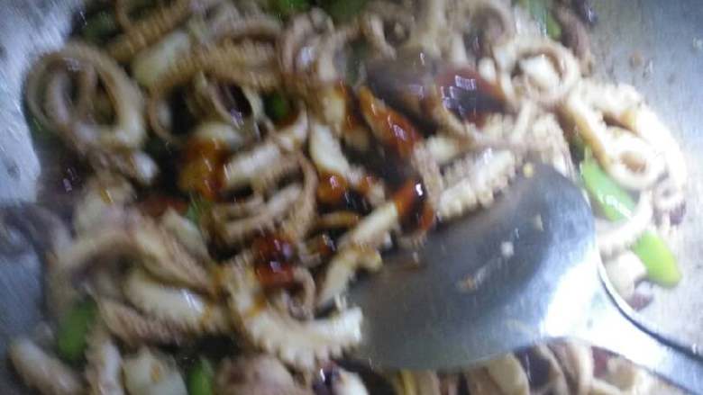 #年夜饭#辣炒八爪鱼,把八爪鱼放里翻炒,加酱油耗油。