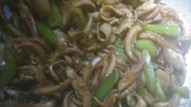 #年夜饭#辣炒八爪鱼,翻炒均匀,再把尖椒放里翻炒,到收汁就好了。