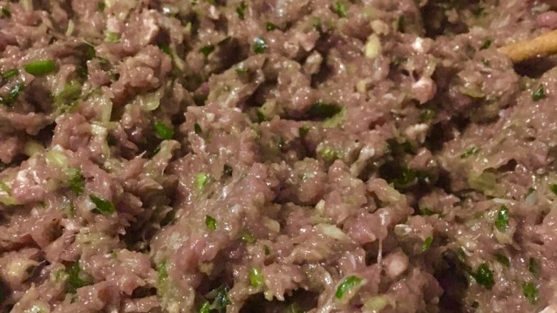 羊肉饺子,加入盐用筷子顺着一个方向搅拌，这样肉更加劲道十足。加入葱末和芹菜末接着加入<a style='color:red;display:inline-block;' href='/shicai/ 720'>胡椒粉</a>、生抽、<a style='color:red;display:inline-block;' href='/shicai/ 717'>味精</a>和<a style='color:red;display:inline-block;' href='/shicai/ 756'>鸡精</a>调味。搅拌均匀后加入<a style='color:red;display:inline-block;' href='/shicai/ 10367'>藤椒油</a>搅拌后最后加入<a style='color:red;display:inline-block;' href='/shicai/ 847'>香油</a>锁水。（所有的搅拌都顺着一个方向）