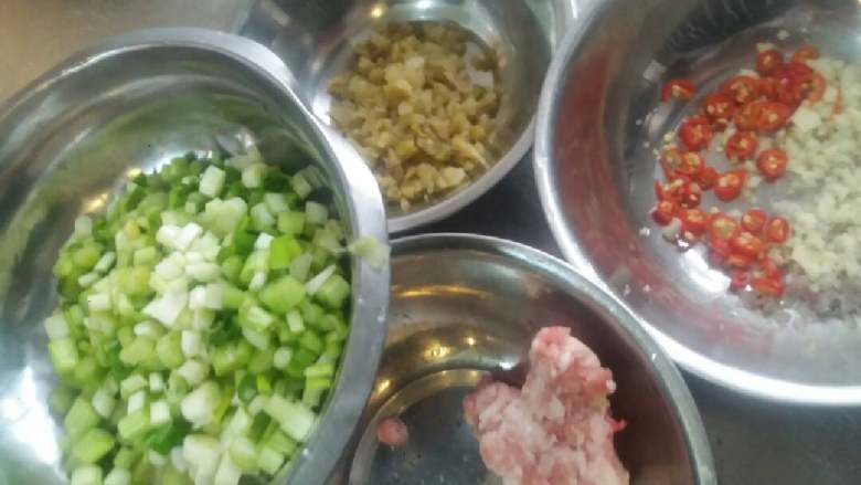 小葱煎焗豆腐,葱   肉末  碎料  泰椒  榨菜
