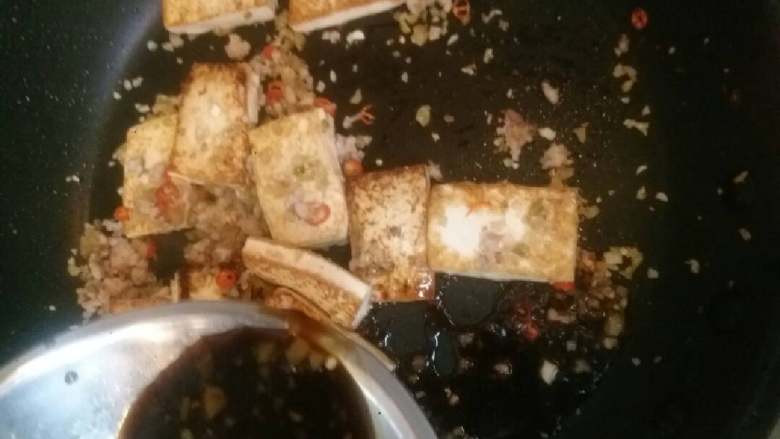 小葱煎焗豆腐,煎好放炒料翻炒均匀