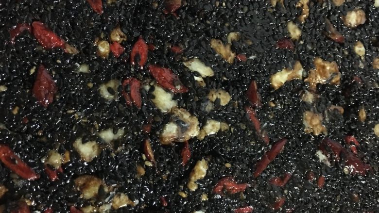 纯手工阿胶糕,完全搅拌后放入容器,常温或冷藏到第二天就可以切片了。