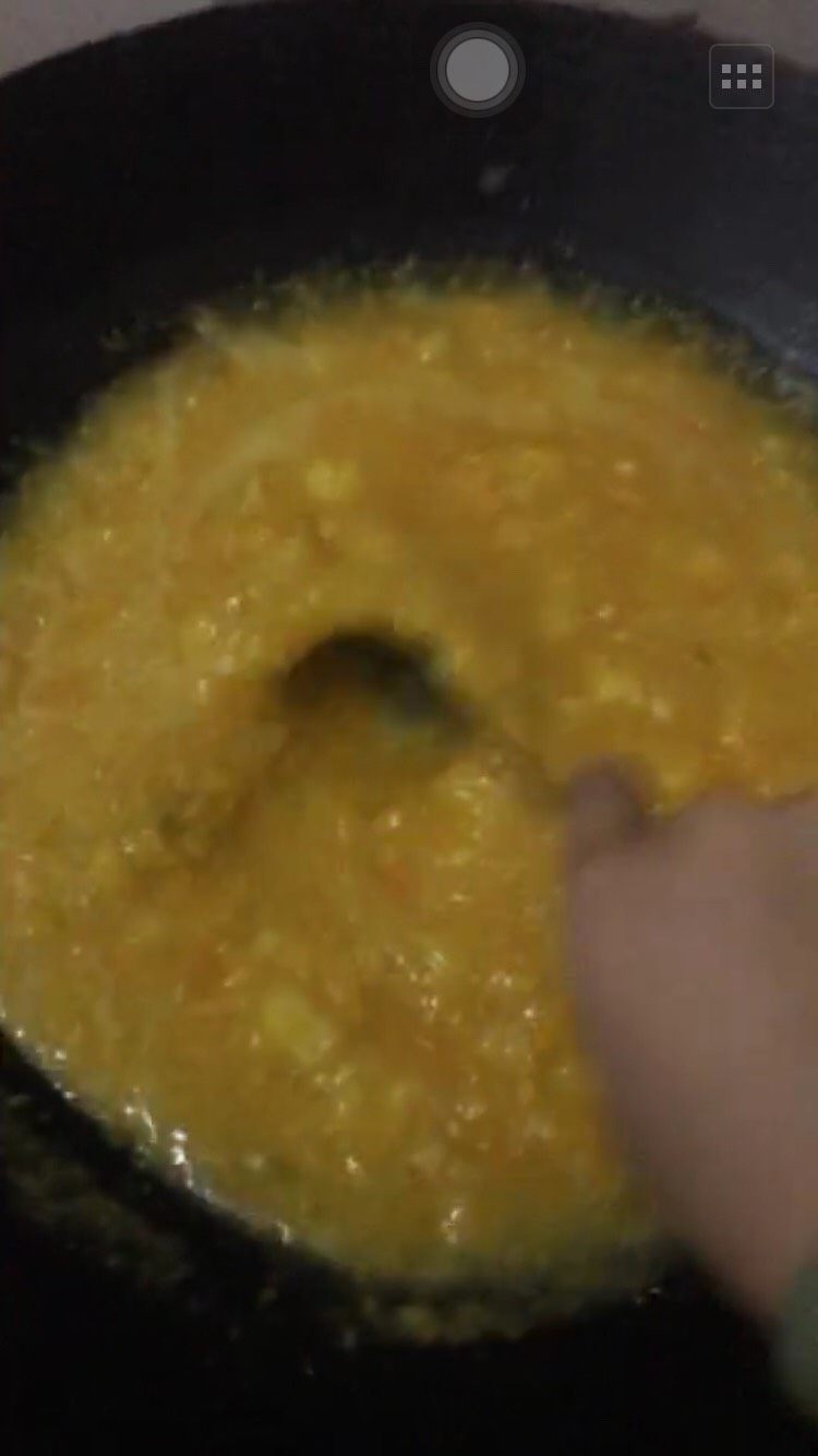 金桔果酱,放入锅里用大火煮开,煮开后用小火慢煮20分钟(记得一边煮一边用勺子搅拌避免黏糊)