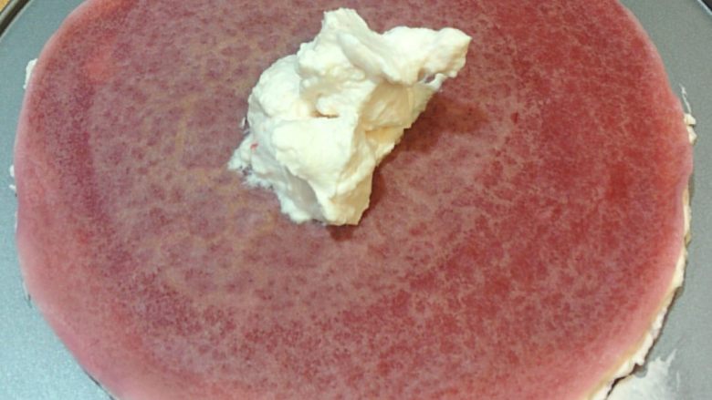 彩虹千层,放一层面饼涂一层奶油。可以加水果哦(本宝宝懒)