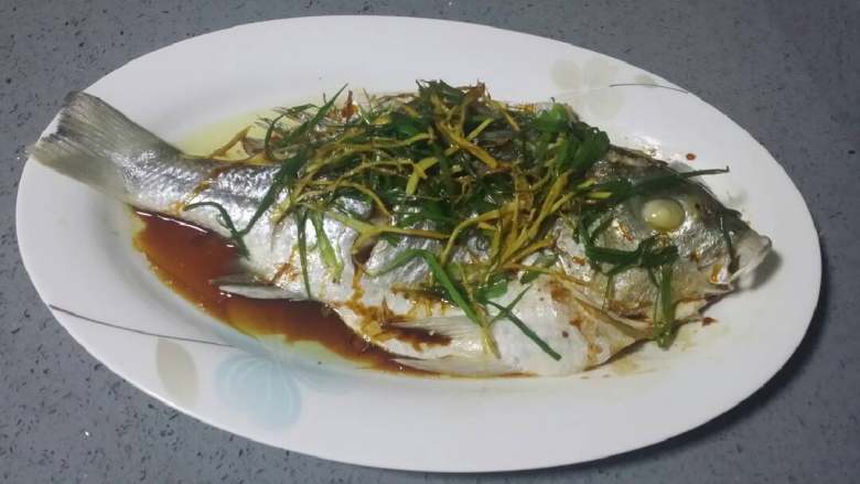 清蒸头鲈,锅加水烧沸,鱼入锅大火蒸6分钟,关炉火,过3分钟揭锅盖出锅,倒去碟中汤汁。锅洗净烧热,加花生油、姜丝,煸炒几下,加葱丝,速将姜、葱丝和油铲放于鱼面上,再淋滴上生抽即成。
