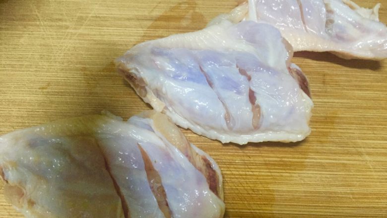 美味烤翅,用刀在鸡翅上划几刀,为了更好的入味腌汁