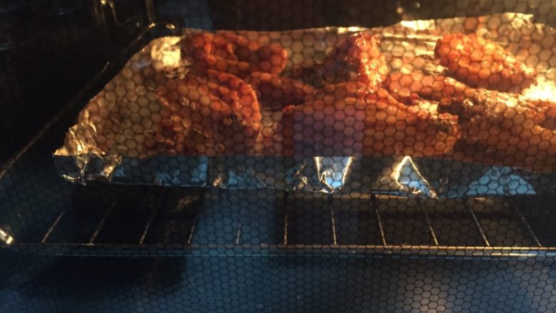 美味烤翅,烤箱中层180~200度25分钟左右(根据自己家的烤箱)