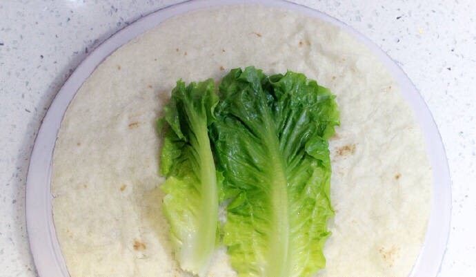 无油的鸡蛋培根蔬菜手抓饼,饼热好,放入一个较大的盘子里,然后依次放入食材,<a style='color:red;display:inline-block;' href='/shicai/ 121'>生菜</a>先打底