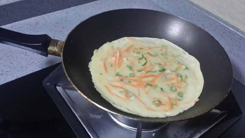 香煎薄饼,平底不粘锅烧热,滴少许花生油,舀一勺面糊入锅,转动锅使糊勻结,煎好再煎另一面,煎另一面时,在边沿滴少许油,'煎至略呈金黄即可。