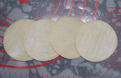 玫瑰花煎饺,四到五片饺子皮,分摊均匀