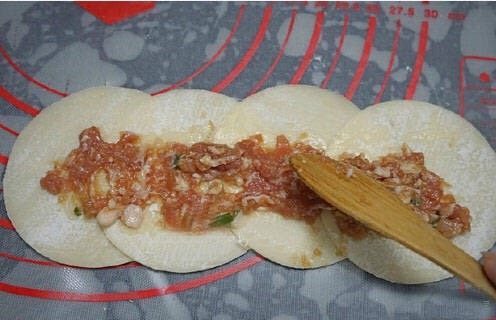 玫瑰花煎饺,把肉馅均匀的放置饺子皮中均,不要太多,适当即可