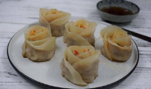玫瑰花煎饺,饺子煎熟啦,出国在浇一次提前调好的汤汁,可以根据个人口味来
