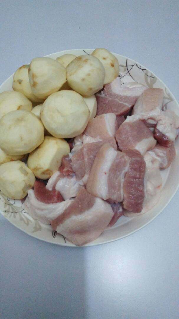慈菇烧肉十#乐享双节#,主料准备:五花洗净,切成小方块;慈姑洗净,去掉外皮,备用。