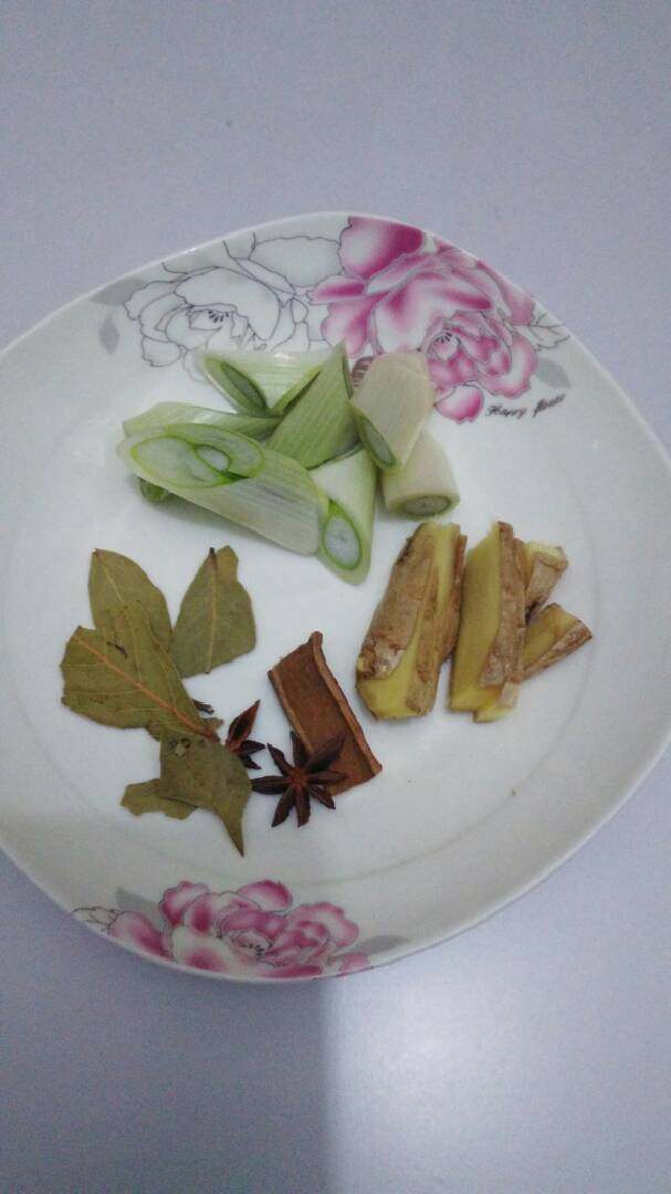 慈菇烧肉十#乐享双节#,輔料:葱姜、八角、香叶、桂皮等