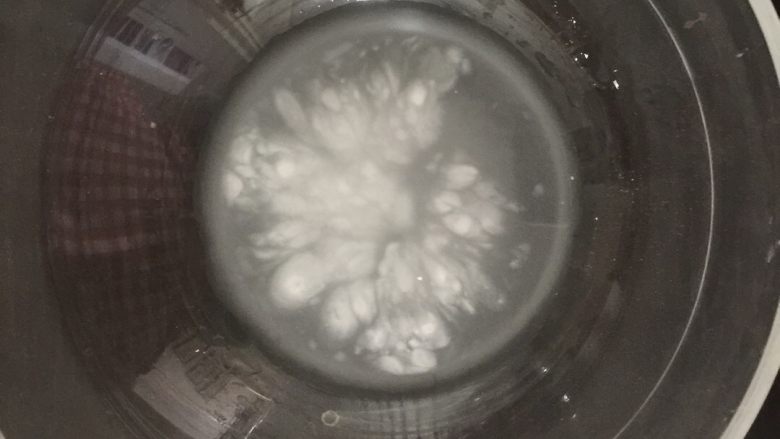 树干蛋糕,蛋糕部分开始
水加入糖粉
用蛋抽搅拌至糖融化