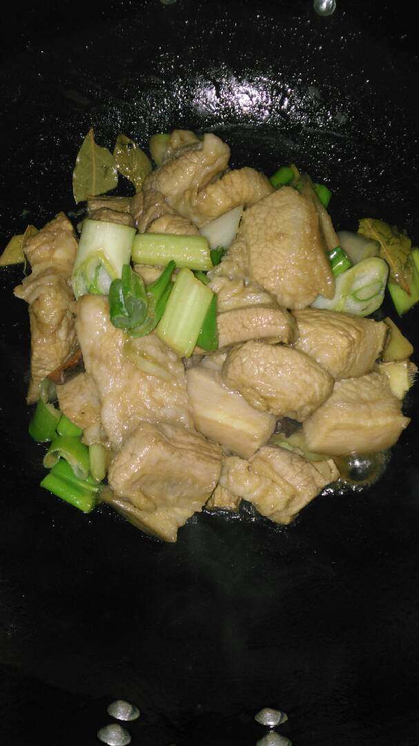 慈菇烧肉十#乐享双节#,起锅放入油和<a style='color:red;display:inline-block;' href='/shicai/ 866'>冰糖</a>炒糖色后，放入<a style='color:red;display:inline-block;' href='/shicai/ 428'>五花肉</a>煸炒，放入葱姜，煸香。