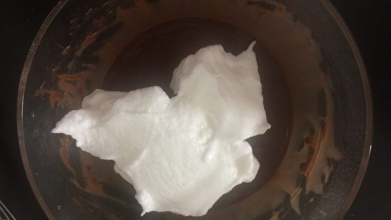树干蛋糕,取三分之一蛋白与蛋黄糊翻拌
再倒入剩下的三分之二蛋白内
快速翻拌