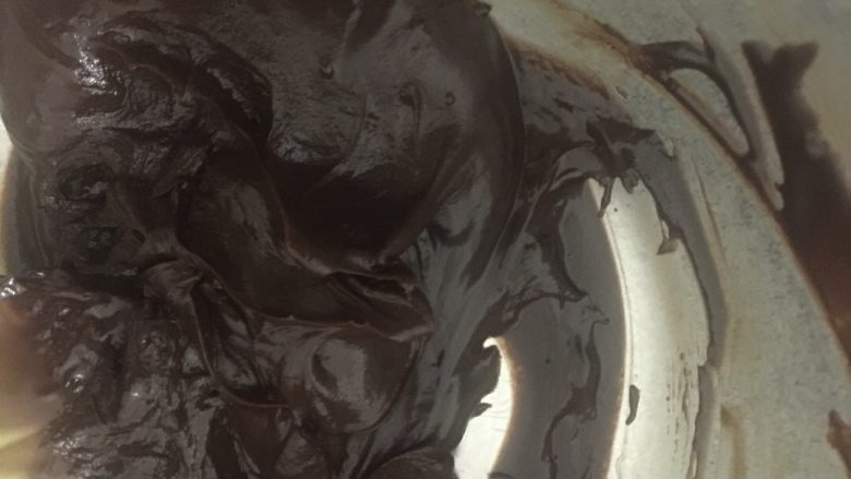 树干蛋糕,继续完善夹馅部分
第一步里的巧克力酱已冷却
冷却后的状态稍浓稠了