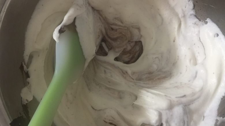 树干蛋糕,120g淡奶油与12g糖粉一起打发
至奶油稍硬,8分状态
与冷却的巧克力酱混合
