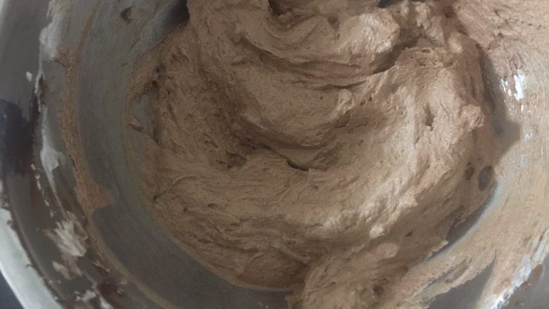 树干蛋糕,一盆浓郁的巧克力香缇就完成啦
光吃这夹馅,我都能吃一盆