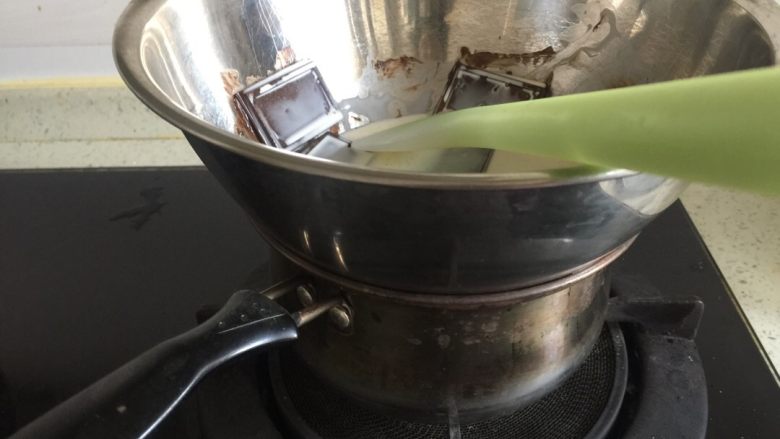 树干蛋糕,定型的过程中,去做最后的淋面
平时吃的话,淋面环节可省略
淋面做成树干更生动
100g淡奶油与120g的黑巧克力
按步骤1的同样方法融化,拌匀
放置到室温就可以用了