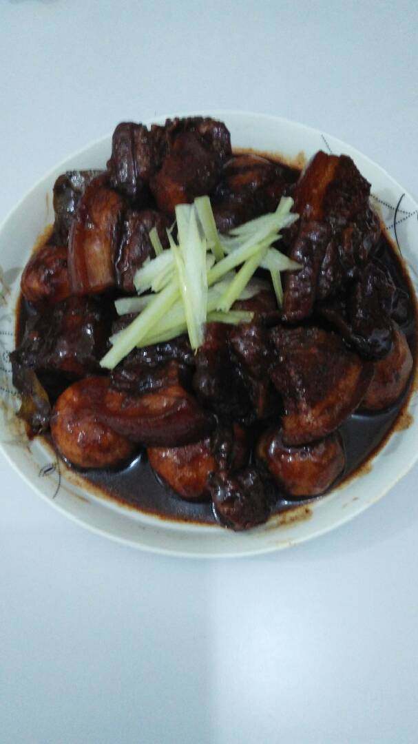 慈菇烧肉十#乐享双节#,烧制成熟后,大火收汁,加入<a style='color:red;display:inline-block;' href='/shicai/ 847'>香油</a>,拣去调料,装盘,即可,就Ok了。