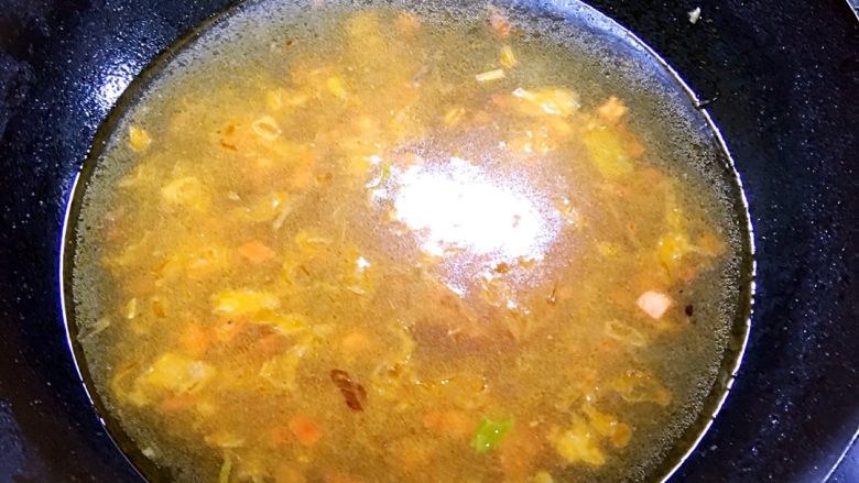 哨子面,锅热,油稍微比平时炒菜多一点,因为要做哨子。
先把肉丁放入小火翻炒,血水炸干放入葱翻炒片刻,加入盐、花椒粉,加入一半蒜末、一半姜末(剩余的快出锅时调味)。
翻炒出香味加入少量酱油,放入<a style='color:red;display:inline-block;' href='/shicai/ 3551'>西红柿</a>丁大火翻炒片刻。
加冷水大火烧开。(按人数加水)
另一个锅开始加水煮碱面……