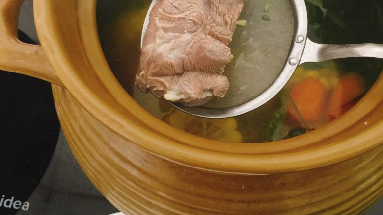 自制肉松【宝宝辅食】,我是顺便煲点汤喝,所以把瘦肉和胡萝卜玉米一起煲了2个小时(也可以直接用白开水猪肉去泡沫)