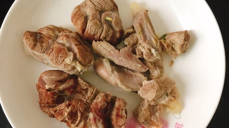 自制肉松【宝宝辅食】,捞起的瘦肉冷却中,准备下一步研碎