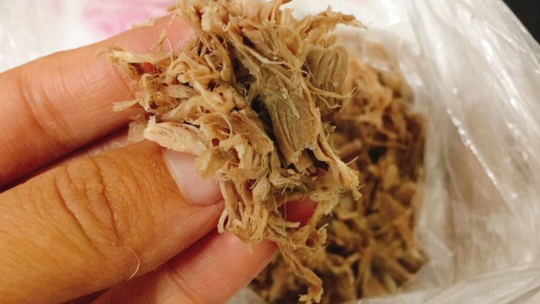 自制肉松【宝宝辅食】,因为是第一次做,压了好长时间🙈🙈