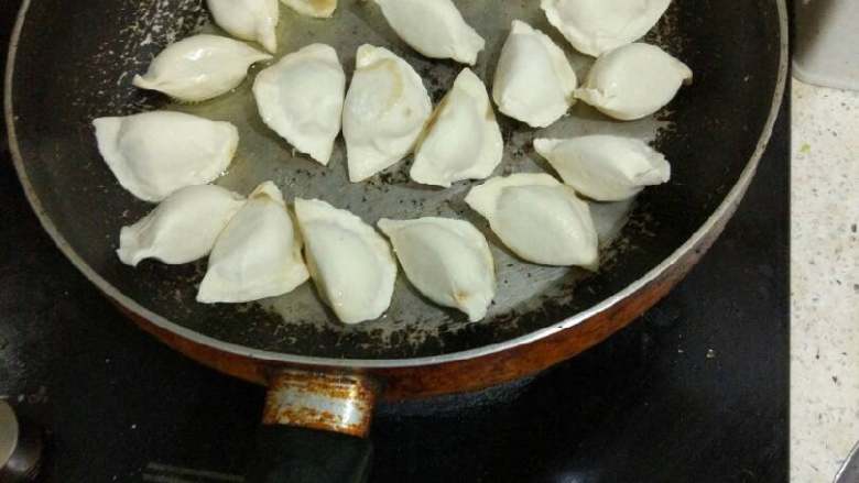 美味生煎包(水饺),然后放入水饺,摆放好了可以反动,中火煎至金黄色