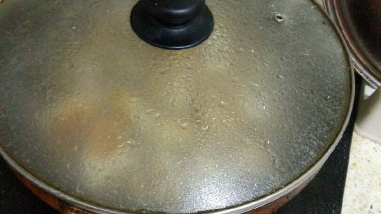 美味生煎包(水饺),然后都煎好了!倒入少量水,(差不多一小碗)盖上锅盖闷八到十分钟。