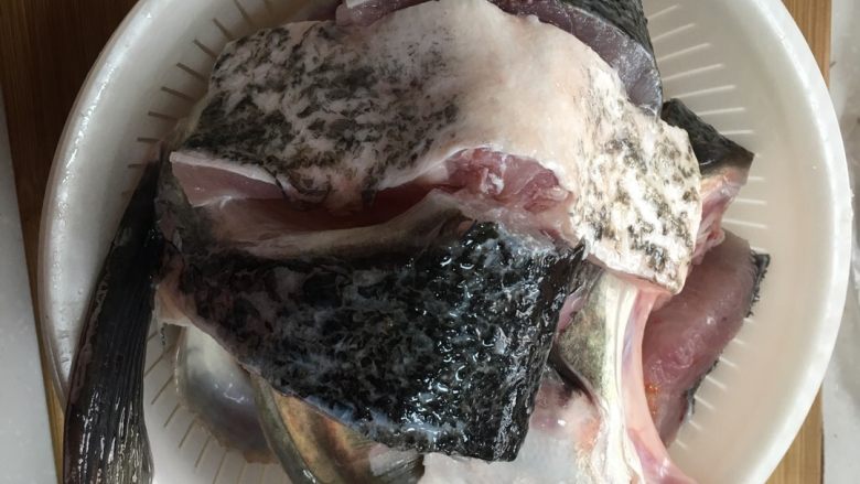 杭帮鱼头豆腐汤,鱼要不腥,请仔细去除所有鱼内脏和黑色膜,血水要沥干。家里没大锅子,切成适合自己锅子的大块