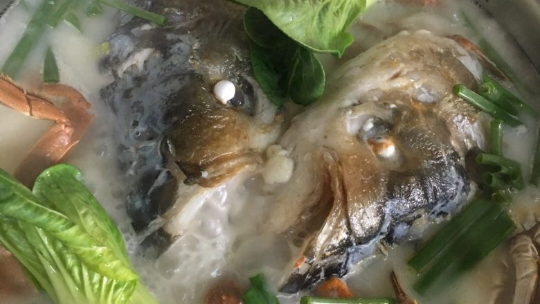 杭帮鱼头豆腐汤,时间的把控,目测汤变白,鱼头的胶质变透明了,即可,此时放入菜胆和香葱,即可出锅