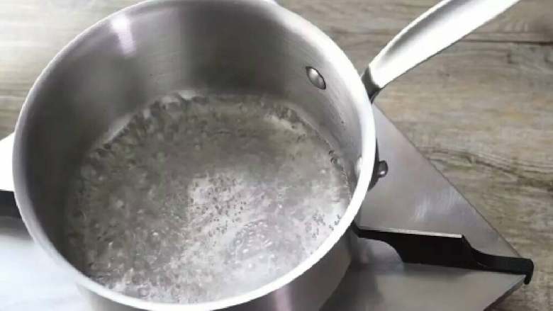 草莓冻芝士蛋糕,白砂糖和清水入锅,加热至冒小泡,关火