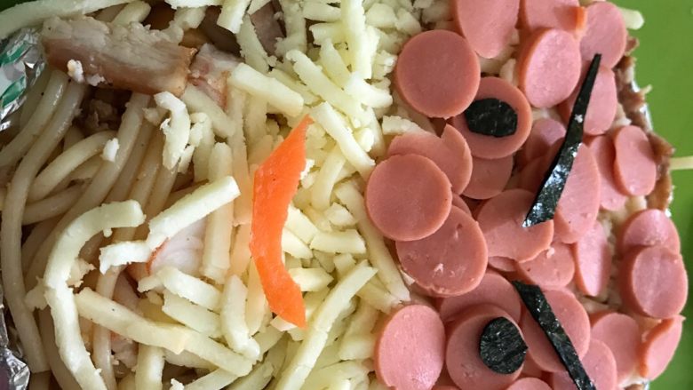 圣诞面,用<a style='color:red;display:inline-block;' href='/shicai/ 119'>西兰花</a>摆成圣诞树的样子，用沙拉酱做成灯带，M豆做成彩灯装饰，<a style='color:red;display:inline-block;' href='/shicai/ 25'>胡萝卜</a>片摆盘。